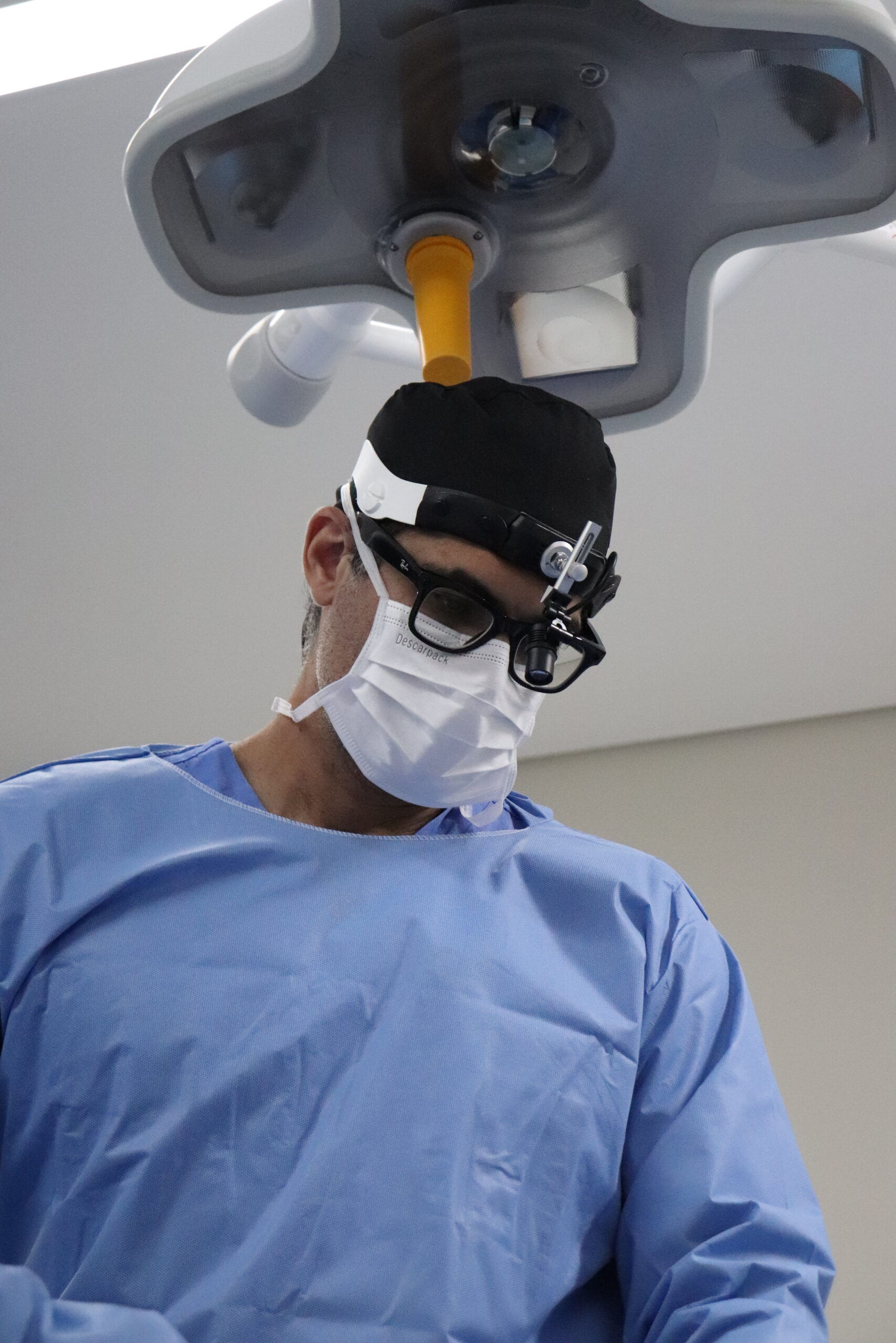 Dr. Daniel Botelho com a equipe durante procedimento de contorno corporal