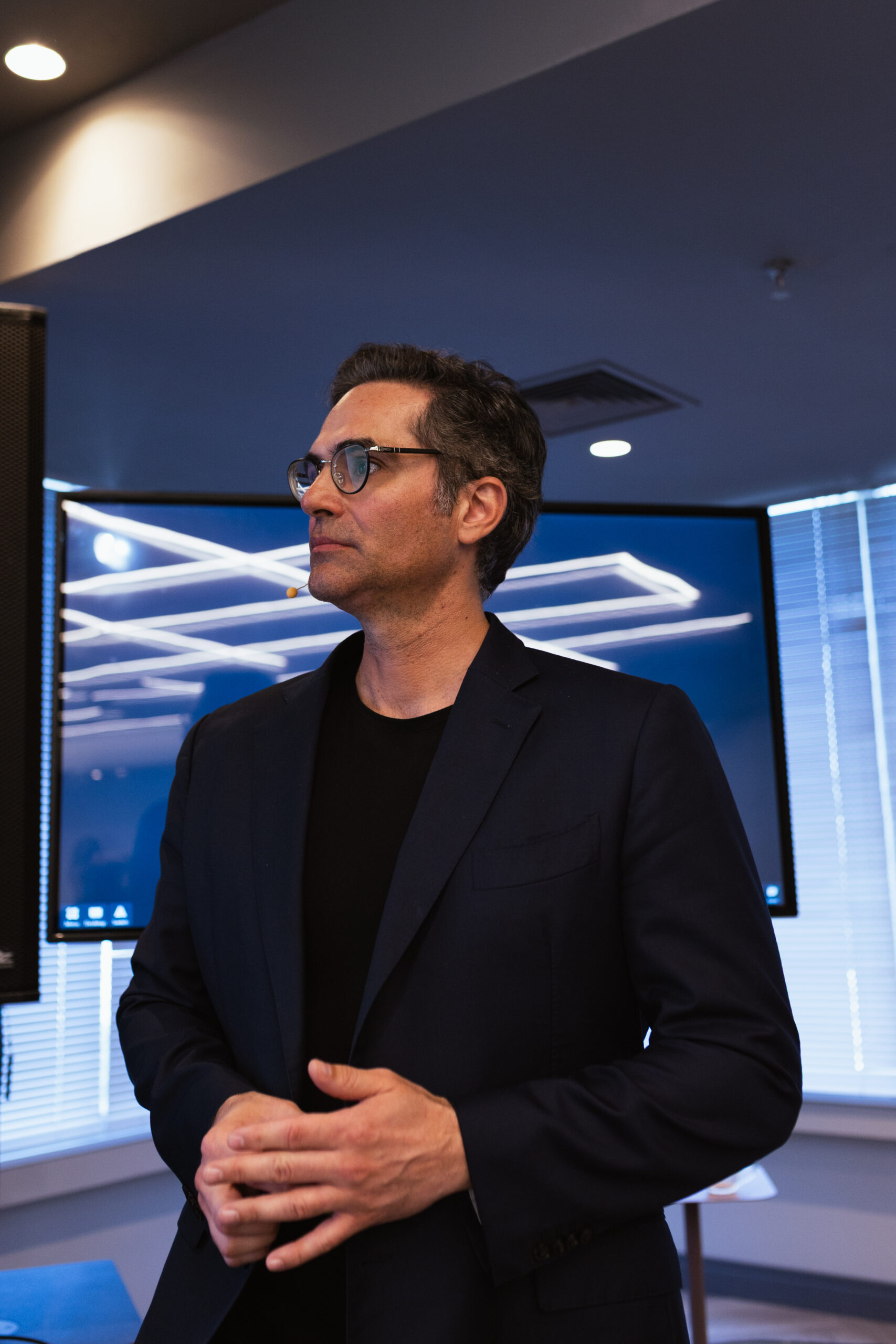 Dr. Daniel Botelho ensinando cirurgiões em evento de formação
